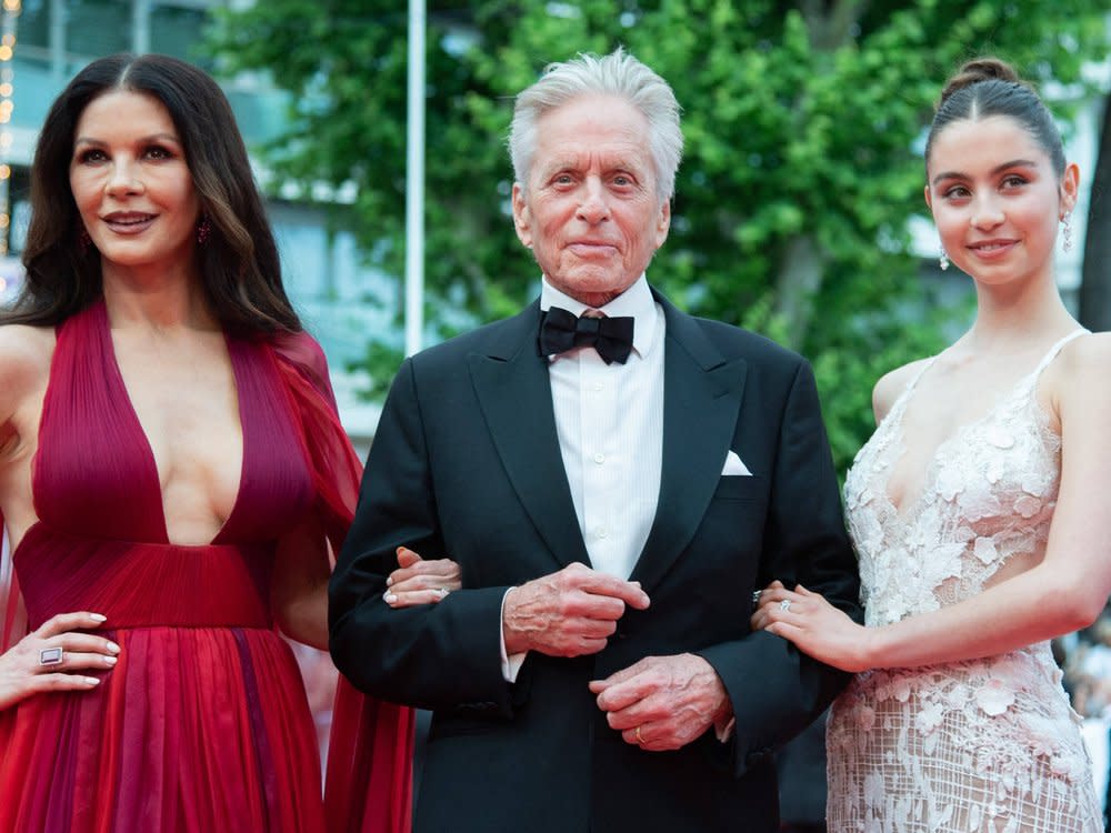 Catherine Zeta-Jones, Michael Douglas und ihre Tochter Carys verreisen gerne zusammen. (Bild: IMAGO/ABACAPRESS)