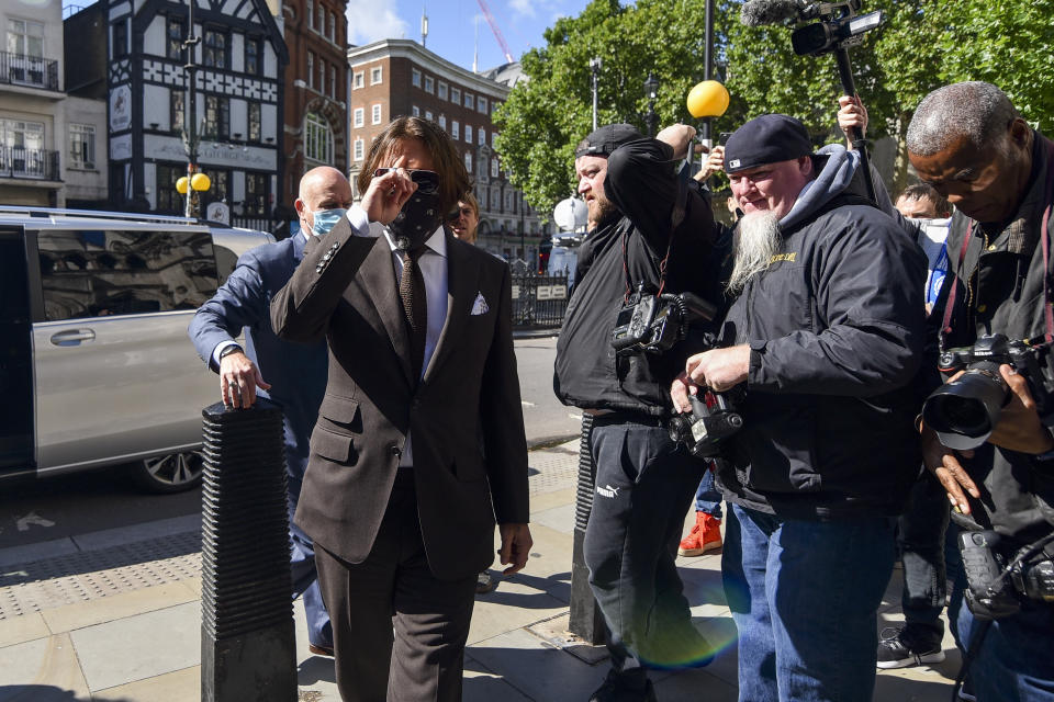 Johnny Depp llega al Alto Tribunal en Londres el viernes 10 de julio de 2020. (AP Foto/Alberto Pezzali)