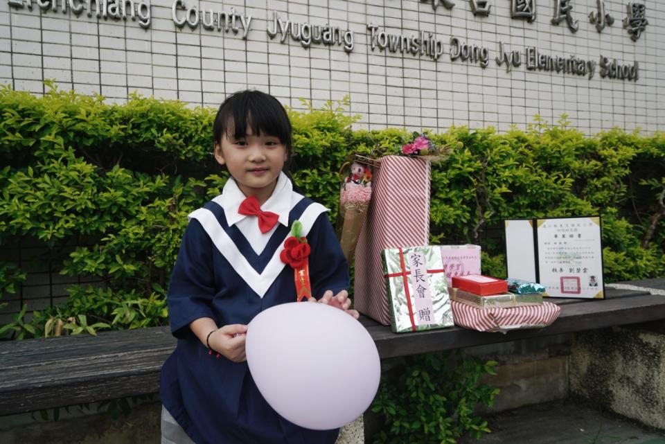 東莒國小今年只有幼兒園一位畢業生林庭妍，也因此一人包辦了縣長獎、議長獎、鄉長獎、陸軍駐地的莒光連熱心服務獎、自來水廠、家長會長以及幼兒園園長頒發的最佳open獎等七項獎項。   圖：張良一/攝