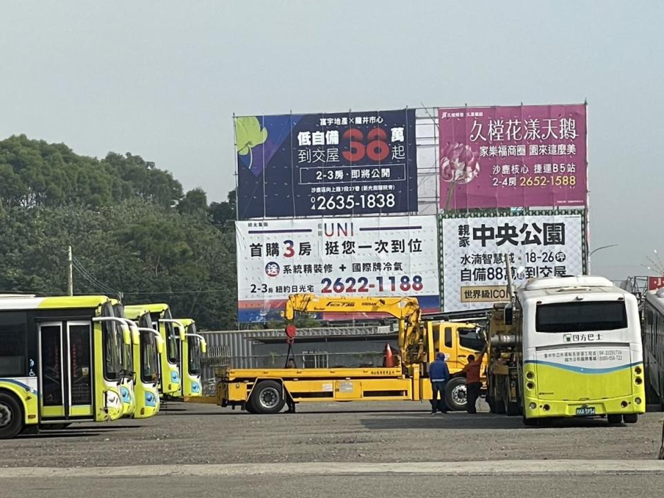 四方客運積欠薪資，勞資協調破局，債權銀行到場拖車，台中市議員建議市府直接將客運補助款撥給勞方。（圖：曾威提供）