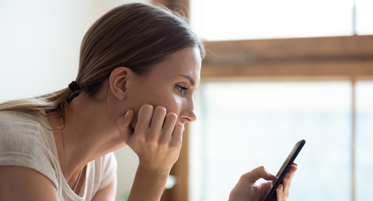 Woman looks at phone sadly - fizzling dating trend