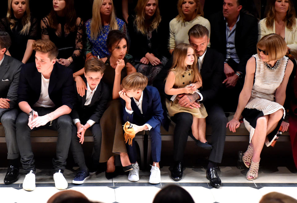 De izquierda a derecha, Brooklyn, Cruz, Victoria, Romeo, Harper y David Beckham viendo un desfile de Burberry en Los Ángeles ante la atenta mirada de Anna Wintour (editora de Vogue USA). (Foto: Stefanie Keenan / Getty Images)