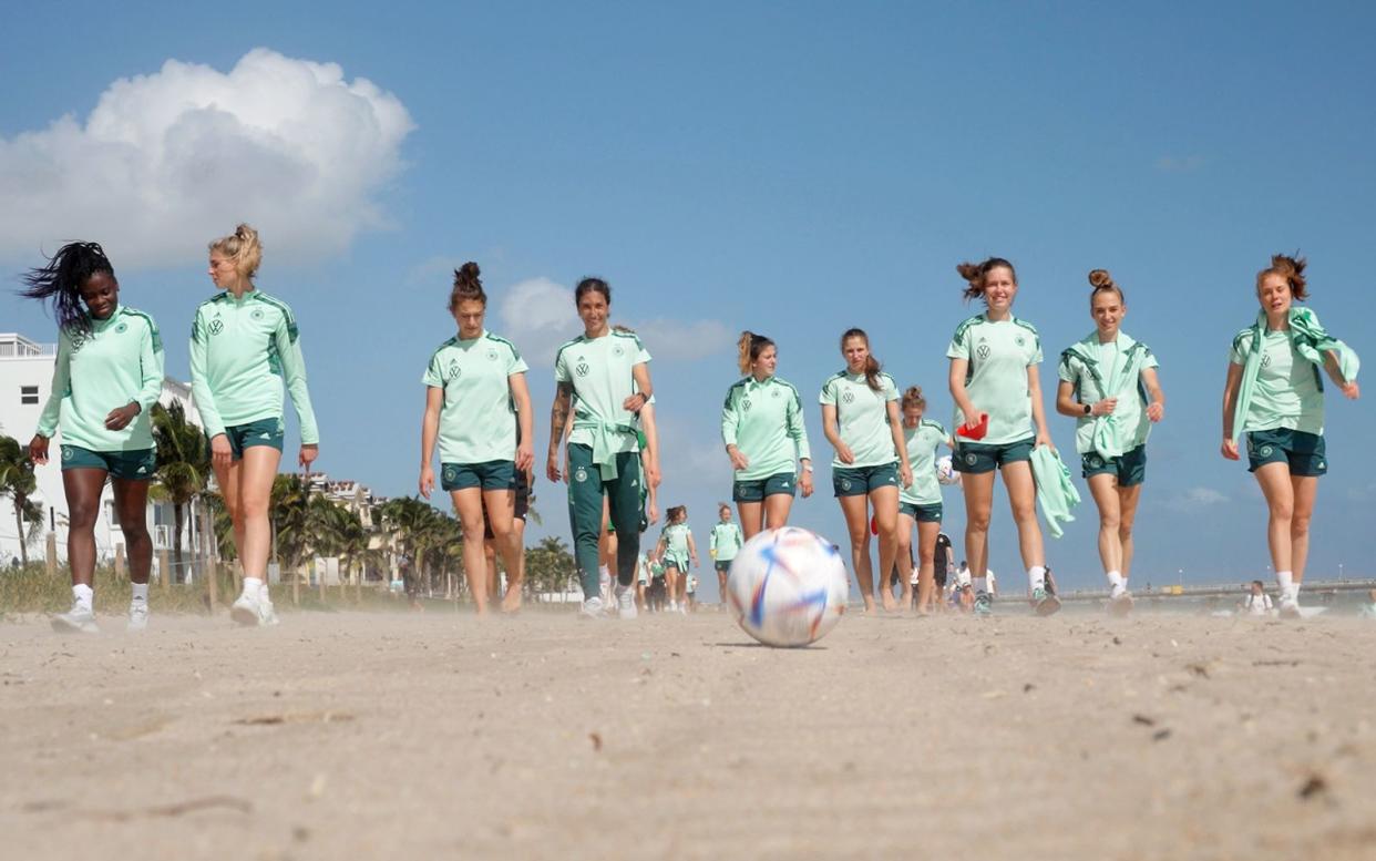 Mädchen auf Mission: Die deutsche Frauennationalmannschaft wurde auf dem Weg zur WM 2023 für die Doku "Born for this" (ZDF) begleitet - auch beim Strandspaziergang in Miami Beach. (Bild: ZDF / Warner Bros. ITVP )