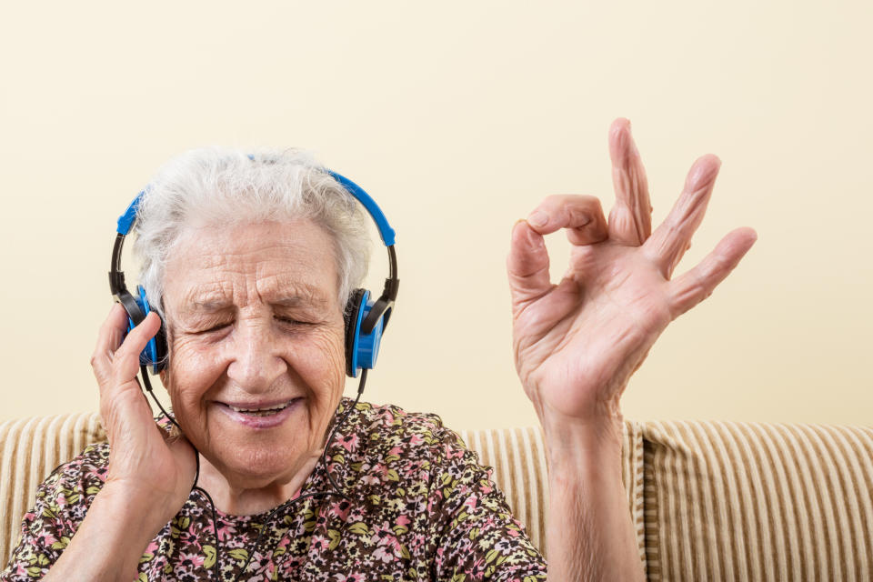 Una abuela muy divertida. Foto: bbbrrn/iStock