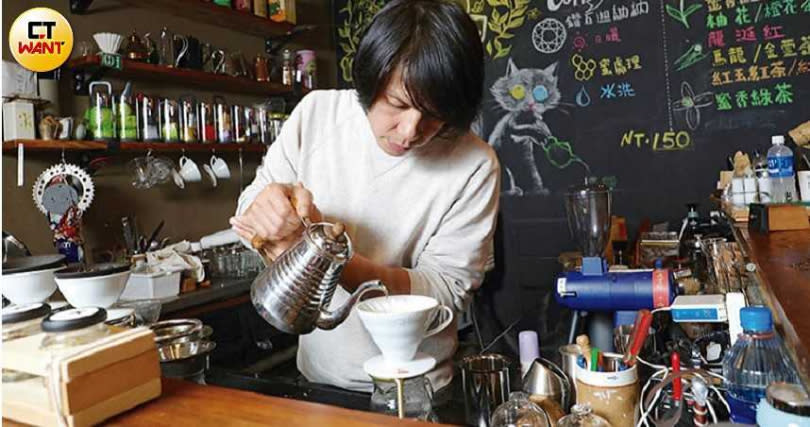 彭瑋翔自創咖啡品牌「鑽石迦納納」，將咖啡館結合「吉林茶園」，豐富遊客的體驗。（圖／施岳呈攝影）