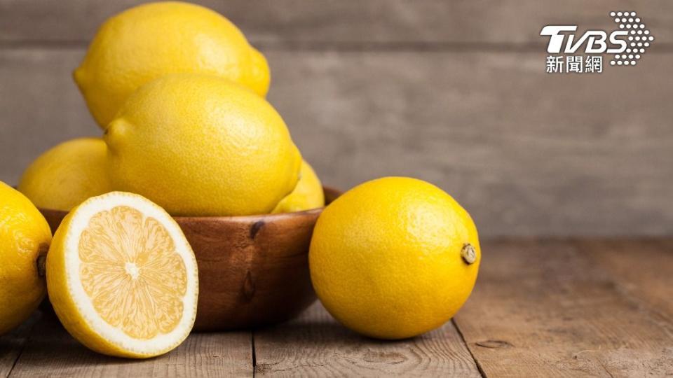 內行建議在家抹檸檬汁能有效防蟑。（示意圖／shutterstock達志影像）