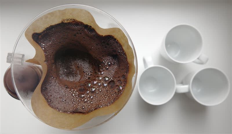 咖啡粉泡過的咖啡渣濕度高，若用來除臭反而容易長出黴菌，不利健康。(圖／PIXABAY)