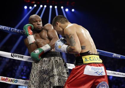 Floyd Mayweather (L) on the defensive against Marcos Maidana in September. (AP)