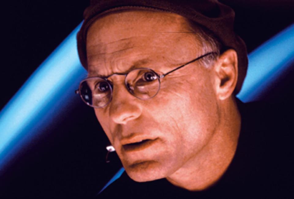 Klar: Es handelt sich um Ed Harris. 1998 spielte er den Verantwortlichen der "Truman Show" (Bild), drei Jahre zuvor in "Apollo 13" den NASA-Flugdirektor Gene Kranz. Jüngeren Zuschauern dürfte er als "Mann in Schwarz" aus der "Westworld"-Serie bekannt sein. Immer wieder spielt der mehrfach für den Oscar nominierte Schauspieler aber auch größere Rolle. (Bild: Paramount)