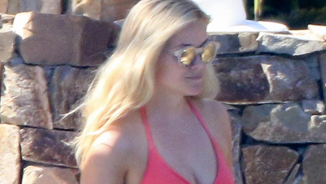 Reese Witherspoon Sizzles in Sexy Swimsuit on Vacation