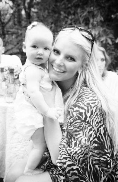 Jessica Simpson con su beba Maxwell Drew via Twitter