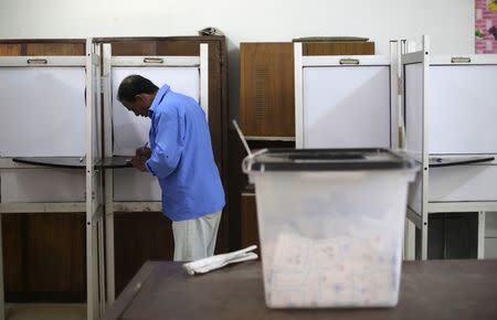 A voter casts his ballot in a polling station near the Saladin Citadel on the third day of voting in the Egyptian presidential election in Cairo, May 28, 2014. REUTERS/Amr Abdallah Dalsh