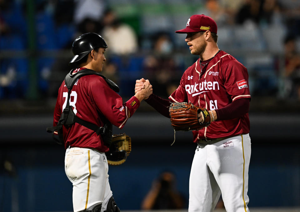 樂天桃猿終結者豪勁（Bradin Hagens）（圖右）與張閔勛。（資料照，Photo by Gene Wang/Getty Images）