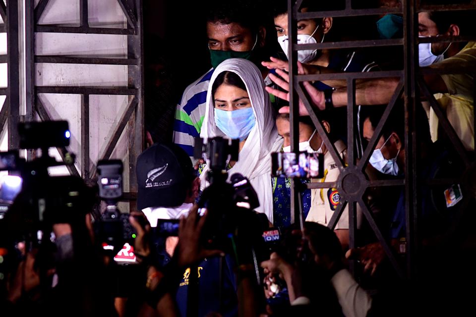 Bollywood actress Rhea Chakraborty (C) leaves the Enforcement Directorate (ED) office (Photo by Sujit Jaiswal / AFP) (Photo by SUJIT JAISWAL/AFP via Getty Images)