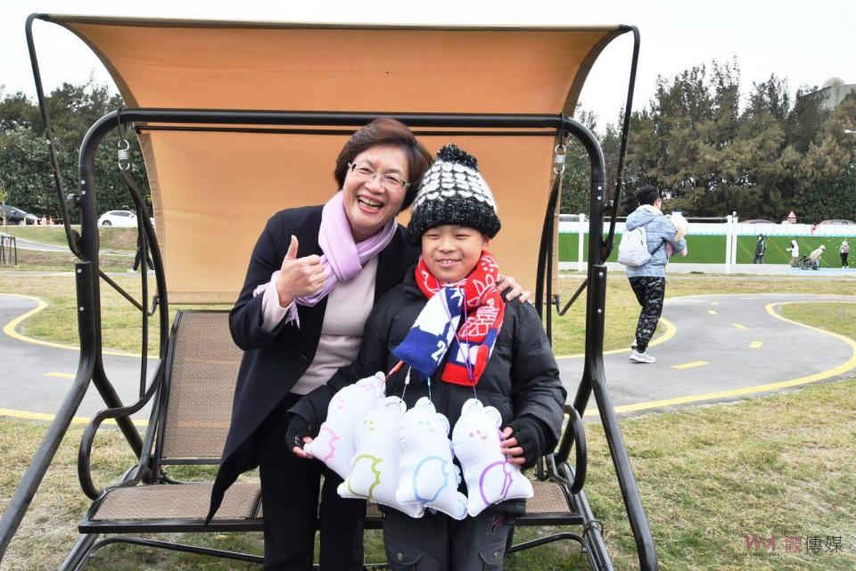 ▲彰化縣政府打造「嬉濱海豚公園」，今(2)日正式啟用，提供多元化的海岸特色公園，吸引許多親子體驗。（記者陳雅芳攝）