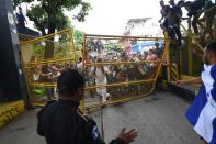 <p>Honduran migrants heading in a caravan to the U.S. push to tear down the gate of the Guatemala-Mexico international border bridge in Ciudad Hidalgo, Chiapas state, Mexico, on Oct. 19, 2018. (Photo: Pedro Pardo/AFP/Getty Images) </p>