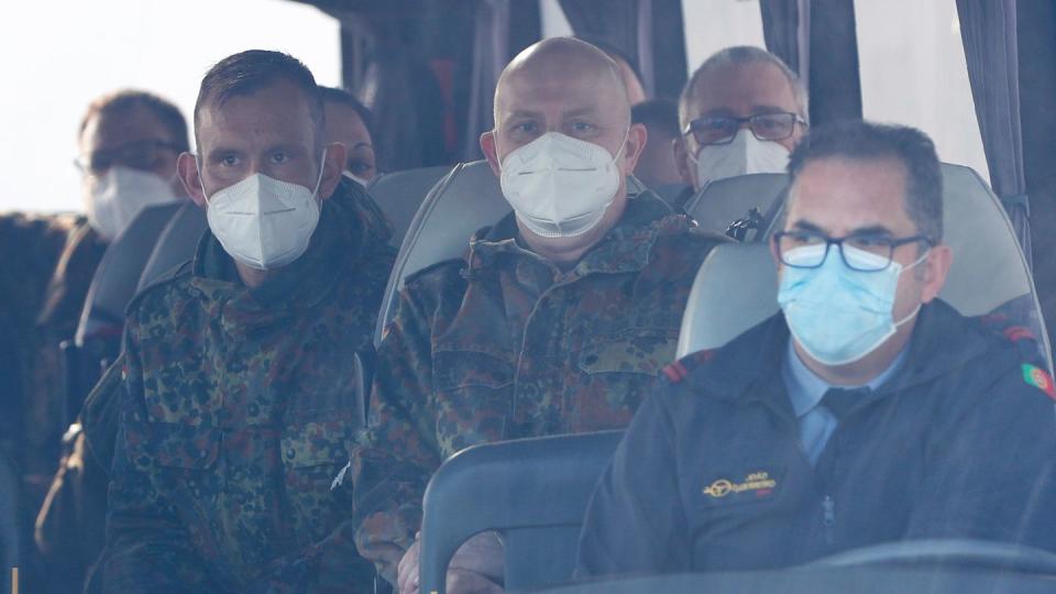 Die Soldatinnen und Soldaten der Bundeswehr nach der Ankunft in Lissabon.