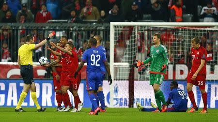 Football - Bayern v Olympiacos - Champions League Group Stage - Group F - Allianz Arena, Munich, Germany - 24/11/15 Referee Jonas Eriksson shows a red card to Bayern's Holger Badstuber (R) REUTERS/Michael Dalder