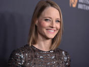 Gleich zwei Coming-outs hatte Jodie Foster: Die Schauspielerin bekannte sich zunächst im Dezember 2007 bei der Verleihung des Sherry Lansing Leaderships zu ihrer Lebensgefährtin Cydney Bernard. 2013 bedankte sich Foster dann im Rahmen der Golden Globes bei ihrer Partnerin Alexandra Hedison. Die 54-Jährige sagte angesichts eines bevorstehenden Medienrummels aber auch: "Das hier ist keine Coming-out-Rede, denn mein Coming-out hatte ich schon vor etwa 1.000 Jahren, damals in der Steinzeit." (Bild-Copyright: Richard Shotwell/Invision/AP Photo)