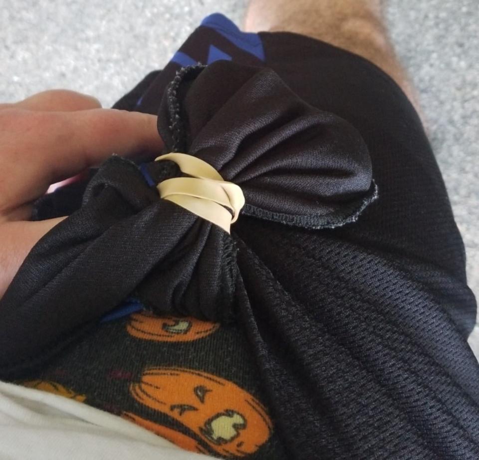 A rubber band on someone's pocket