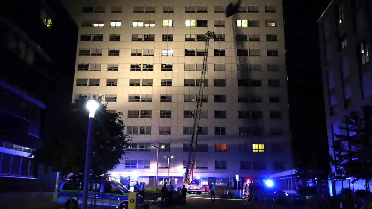 Rettungskräfte vor dem Krankenhaus in Mönchengladbach. Bei einem Brand ist dort ein Patient ums Leben gekommen. Foto: Sascha Rixkens