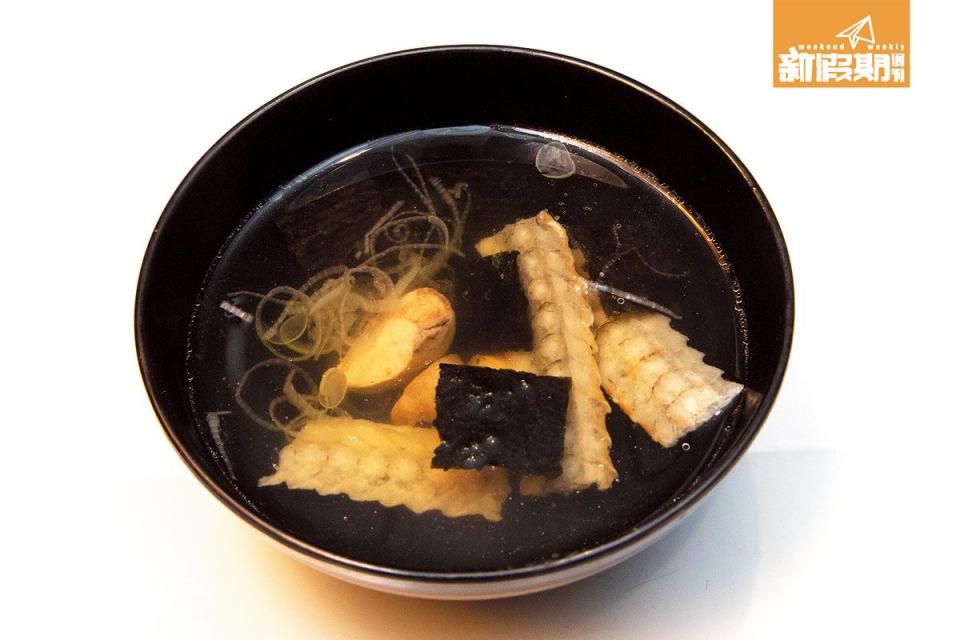 魚湯以鰻魚骨、 內臟熬製。