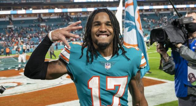 LOOK: Jaylen Waddle's Miami Dolphins jersey already in Pro Football Hall of  Fame