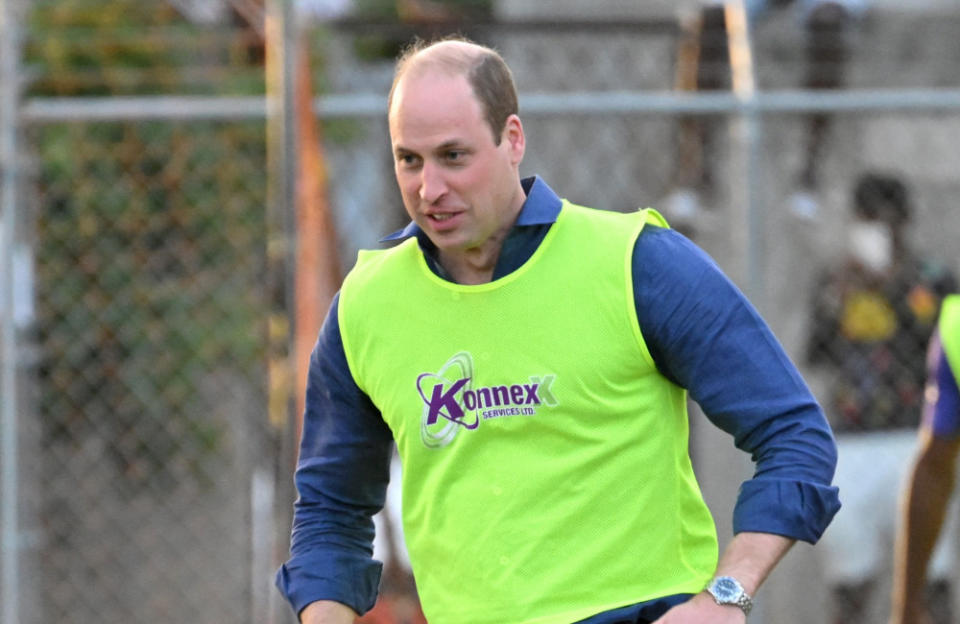 Si la famille royale est généralement aperçue dans des habits très formels et en train de serrer plusieurs mains, les têtes couronnées n'en ont pas moins besoin de se défouler comme nous tous de temps à autres. Du polo au basket, voici 10 sports que les proches de la reine adorent.