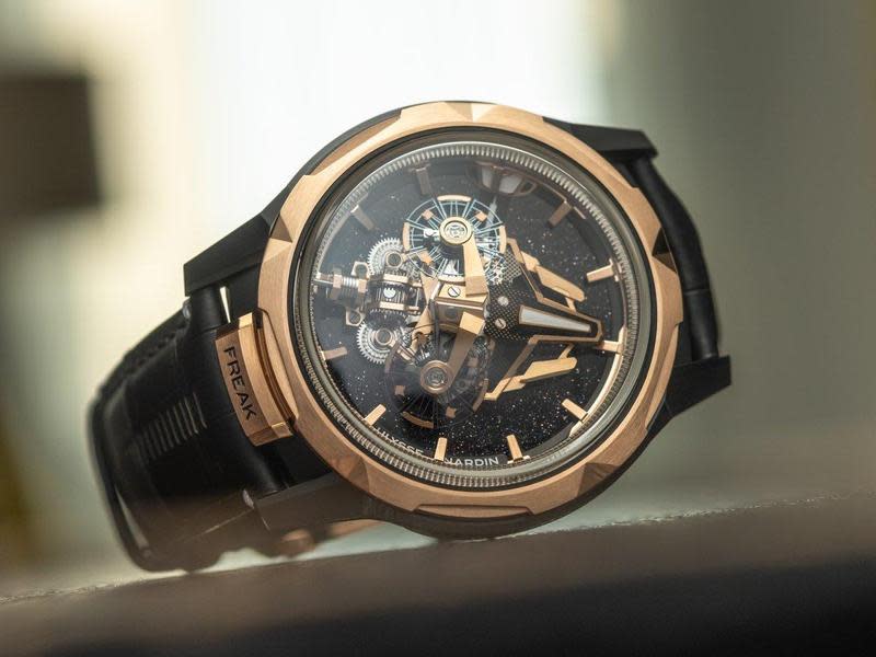 雅典Freak S腕錶，於卡羅素機芯上裝配二組傾斜式的擒縱結構，並以中央差速齒輪統合二者的時間計算。整只手錶的設計概念與視覺效果，都非常強烈。定價約NT$4,297,800。