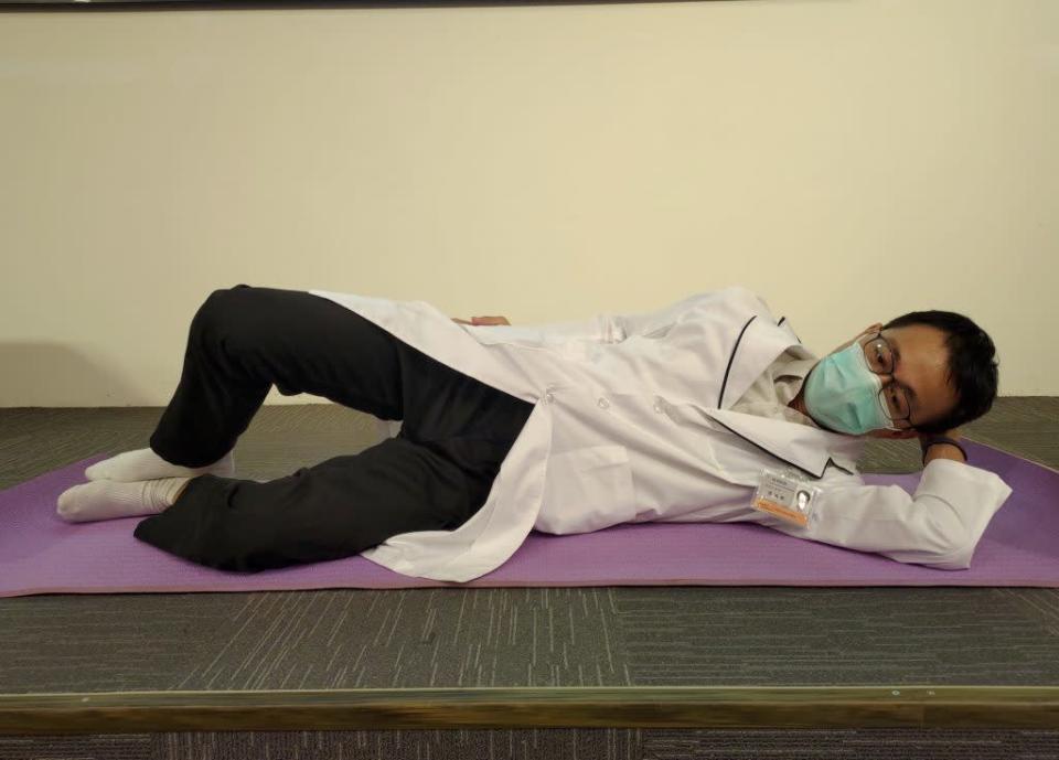 The eighth trick: Clam-style exercise, lie on your side, bend your knees, bend about 90 degrees, open the top of the foot like a shell, hold it for 2 or 3 seconds, then slowly close it, do not twist the body , mainly trains the muscles of the hips.  (Photo by reporter Chen Jinlong)