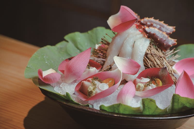 生食活體鱈場蟹刺身，肉質細緻甘美，宛若親臨北海道現撈現吃。攝影/莊智淵