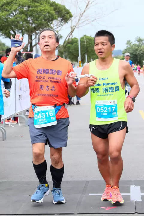 台灣首位完成百馬的視障運動員周志柔今25日參與2024渣打馬。大會提供