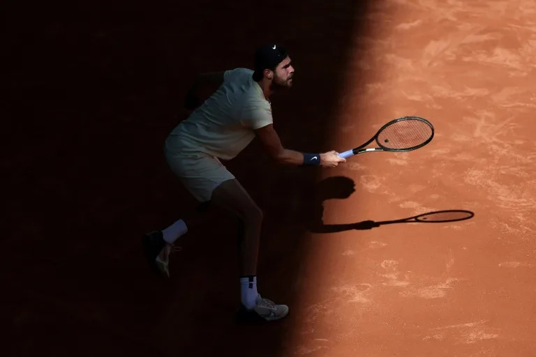 El tenista ruso Karen Khachanov se coloca para devolverle una bola al español Carlos Alcaraz en su partido de cuartos de final del torneo Madrid Open el 3 de mayo de 2023