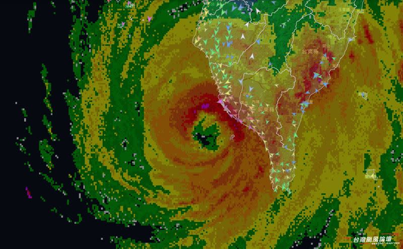 「台灣颱風論壇｜天氣特急」 今（3）天上午10時30分許發文寫下【眼牆侵襲，高雄港破紀錄17級強風】。（圖／翻攝自台灣颱風論壇）