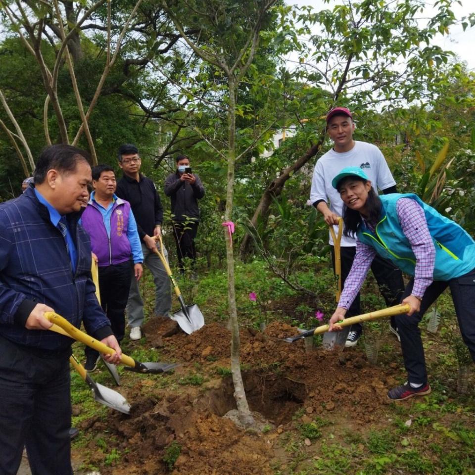 新竹林管處處長夏榮生（右一)與民間團體一起種下流蘇，支持泰雅青年「一樹一山」種植臺灣原生流蘇理念。（新竹林管處提供)