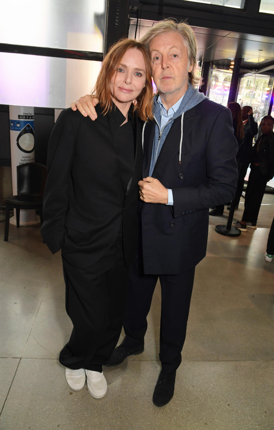 <p>Pour son défilé parisien, Stella McCartney était bien accompagnée. Son premier soutien ? Son père Paul McCartney bien sûr ! (Crédit David M. Benett/Dave Benett/Getty Images)</p> 