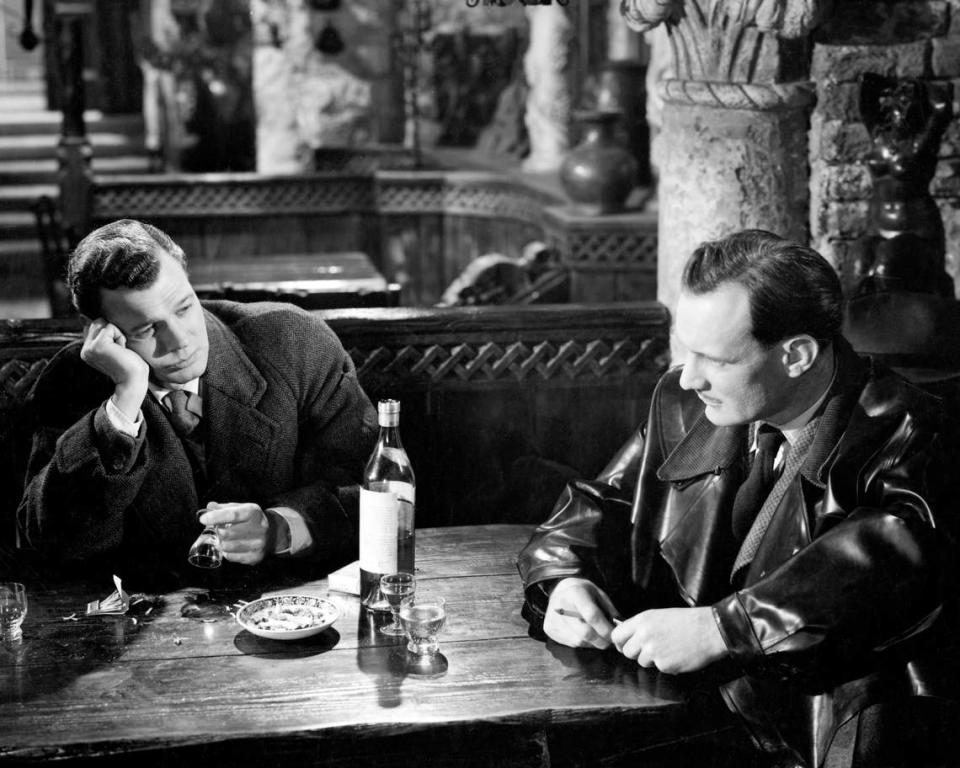 Joseph Cotten (izq), como Holly Martins, y Trevor Howard como Major Calloway, en ‘El tercer hombre’ (’The Third Man’), en Coral Gables Art Cinema. Película ambientada en la ciudad de Viena, que ha sido bombardeada por los aliados.