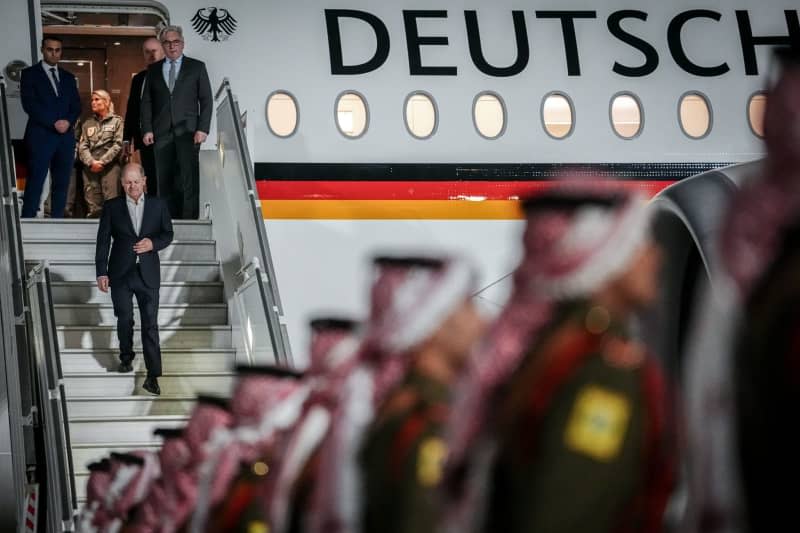 German Chancellor Olaf Scholz walks down the gangway of the air force Airbus A350 after landing at Aqaba airport. Kay Nietfeld/dpa