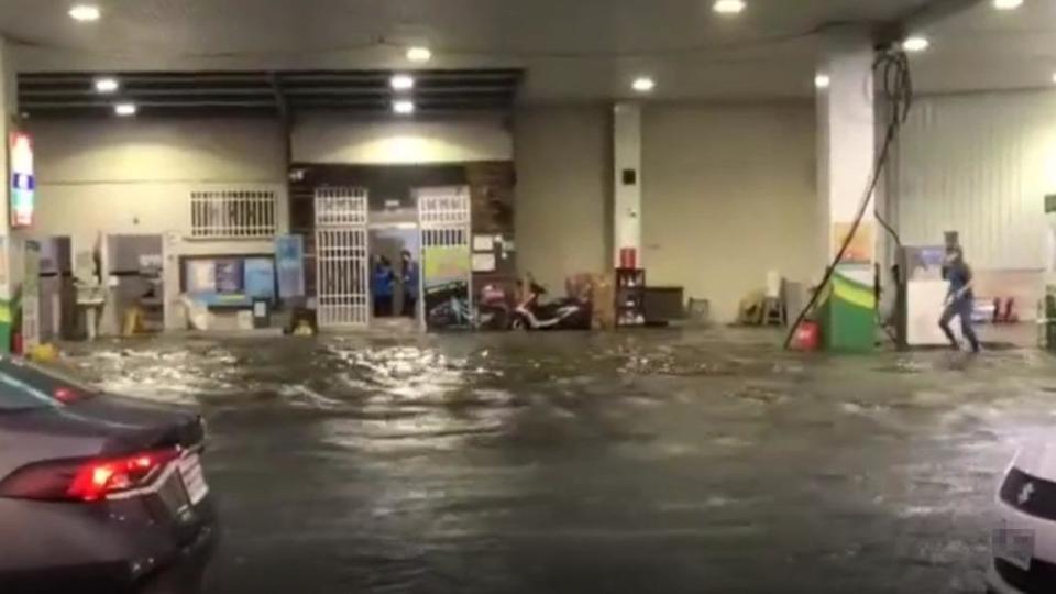 台南永康中正路淹水。（圖／翻攝自記者爆料網）