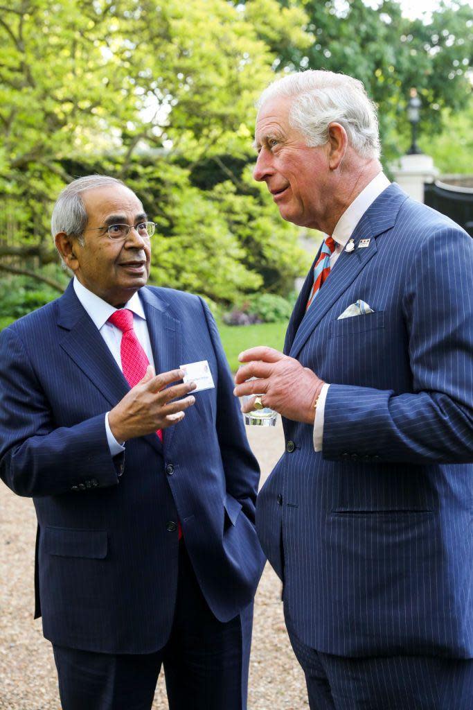 Gopichand Hinduja junto al rey Carlos III, cuando aún no era monarca.