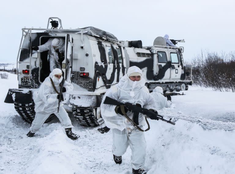 Miembros de la 200.a Brigada Separada de Fusileros Motorizados de Rusia participan en simulacros de febrero de 2021 para una expedición al Ártico