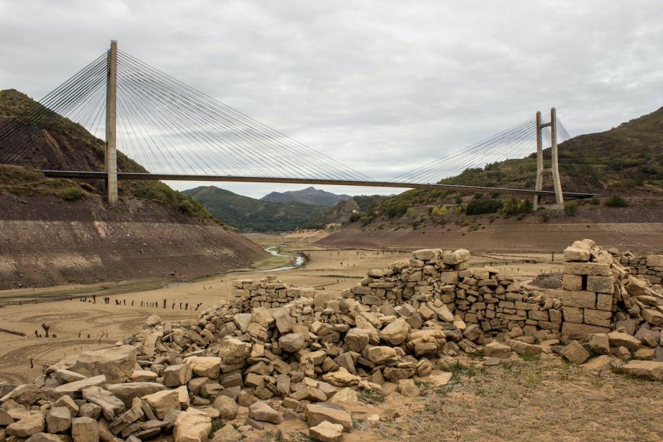 Embalse de Barrios de Luna en septiembre de 2017. A principios de octubre de 2017 se encontraba en una situación crítica al 5% de su capacidad. <a href="https://commons.wikimedia.org/wiki/File:ValleGrandeLunaPuente.jpg" rel="nofollow noopener" target="_blank" data-ylk="slk:Wikimedia Commons / Pablox;elm:context_link;itc:0;sec:content-canvas" class="link ">Wikimedia Commons / Pablox</a>, <a href="http://creativecommons.org/licenses/by-sa/4.0/" rel="nofollow noopener" target="_blank" data-ylk="slk:CC BY-SA;elm:context_link;itc:0;sec:content-canvas" class="link ">CC BY-SA</a>