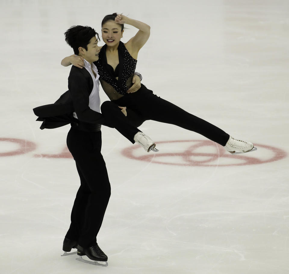 Maia Shibutani and Alex Shibutani perform during the short dance competition at the U.S. Figure Skating Championships Friday, Jan. 20, 2017, in Kansas City, Mo. (AP Photo/Charlie Riedel)