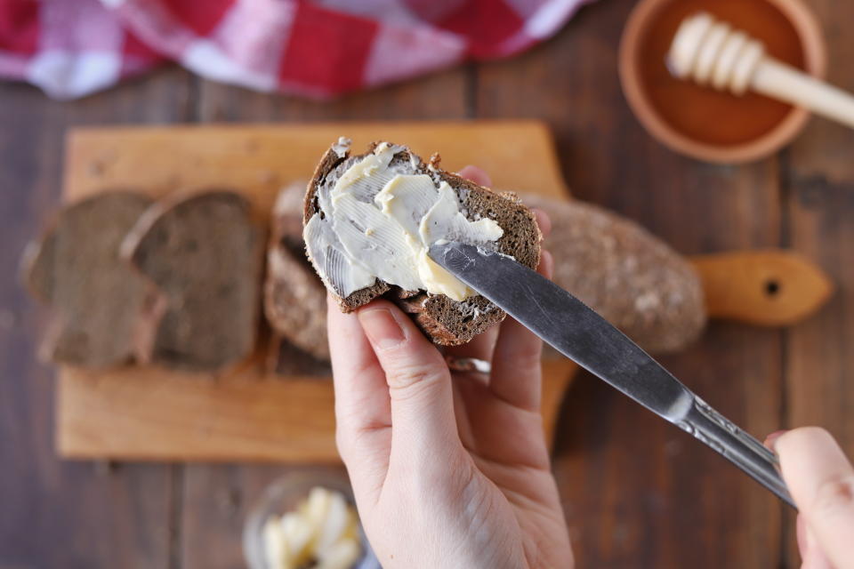 Fällt ein Butterbrot immer auf die geschmierte Seite? (Bild: Getty Images)