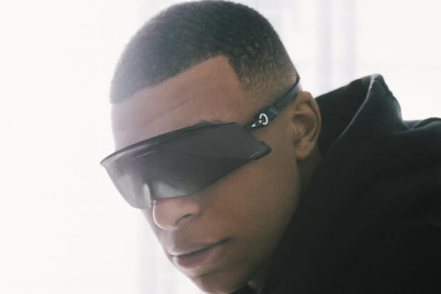 Comme les lunettes Oakley qu’il porte ici, Kylian Mbappé sélectionne ses sponsors pour devenir un influenceur des marques, en plus d’être un footballeur.