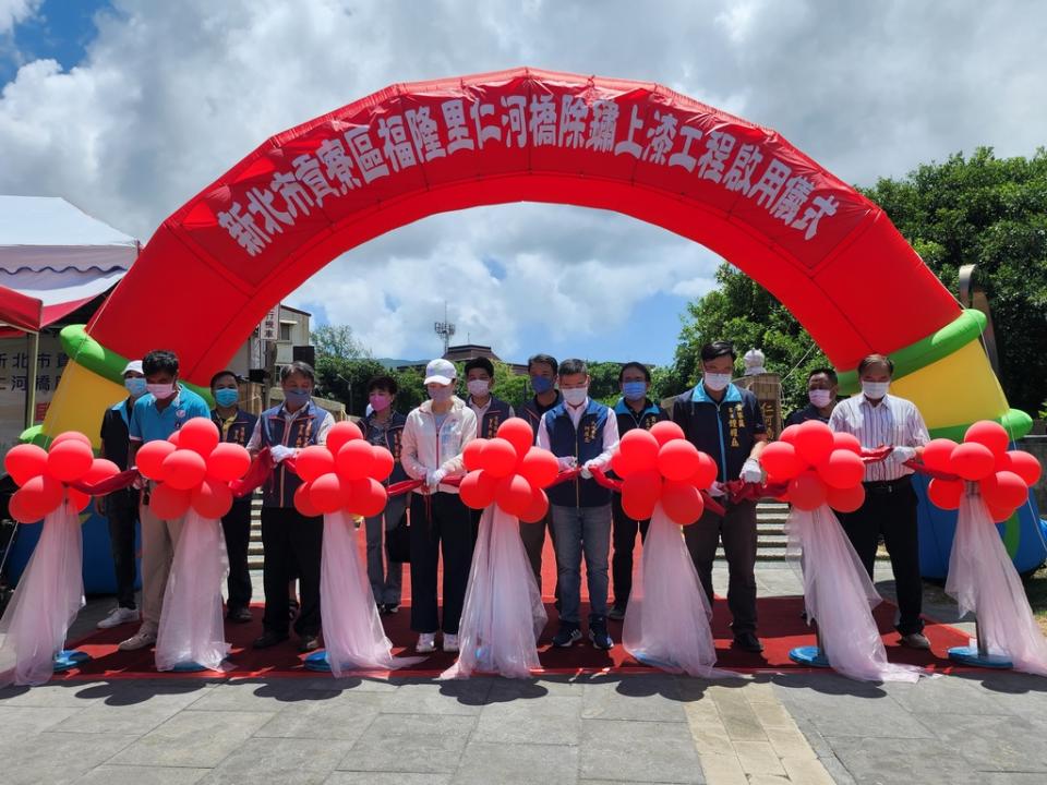 《圖說》貢寮仁河橋今日舉行重啟儀式，前排右三為民政局長柯慶忠。〈民政局提供〉