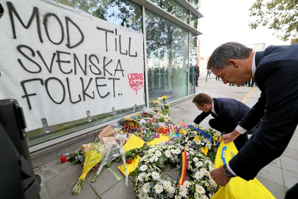 Le Premier ministre suédois Ulf Kristersson et le Premier ministre belge Alexander De Croo, le 18 octobre 2023, à Bruxelles, rendent hommage aux victimes de l'attentat, deux jours plus tôt.  - Credit:BENOIT DOPPAGNE / BELGA MAG / Belga via AFP