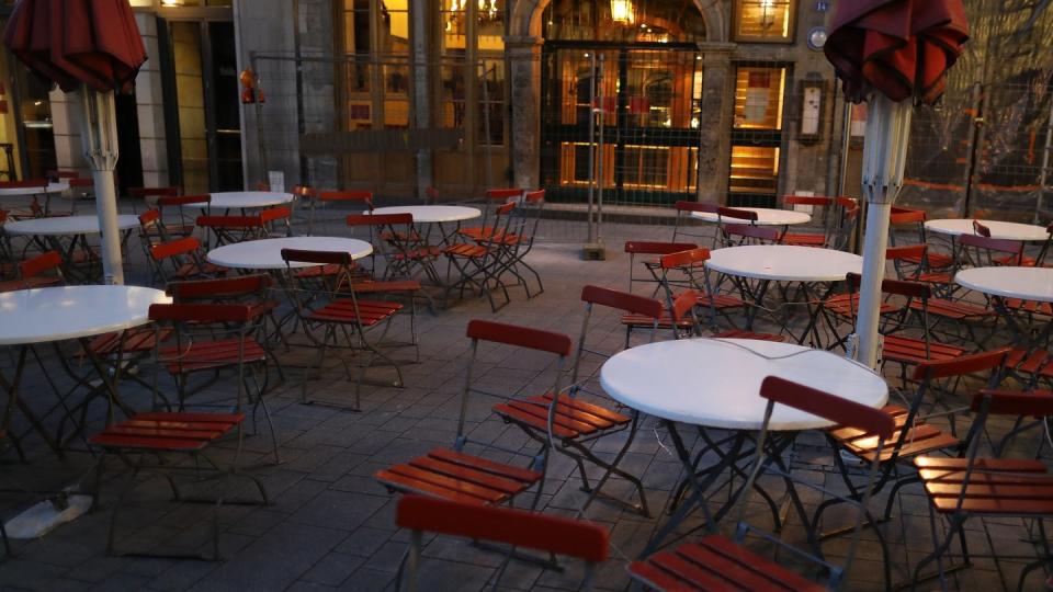 Leere Tische und Stühle vor einem Brauhaus in Köln.