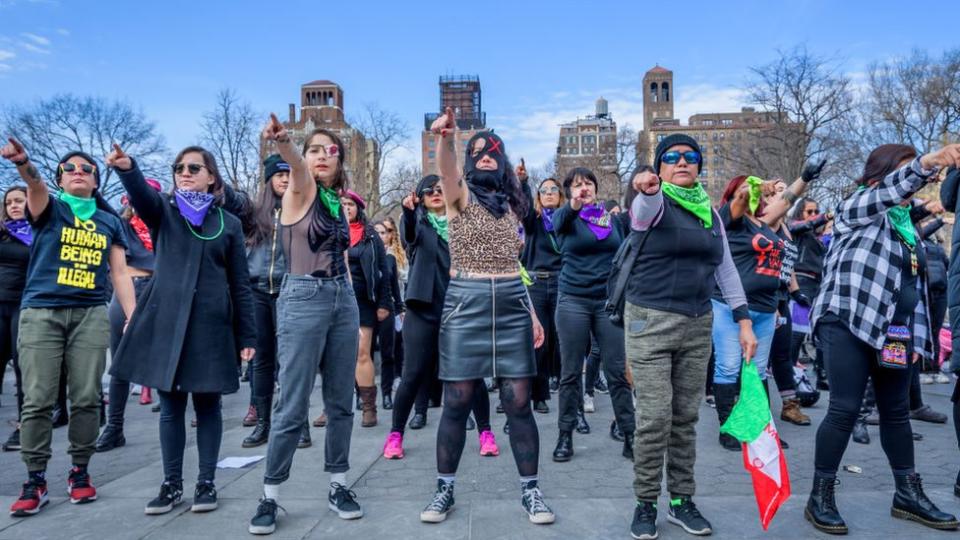 Marcha feminista creada por Las Tesis y replicada en Nueva York.