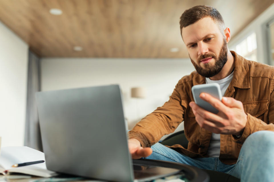 Passez en revue les paramètres de confidentialité de vos réseaux sociaux. (Getty Images)